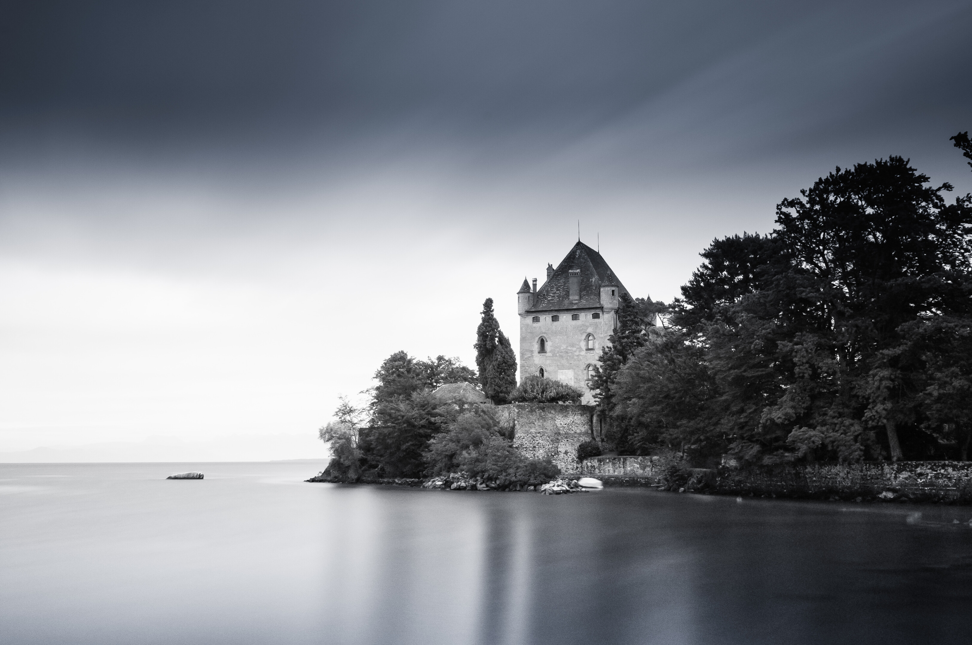 Another long exposure shot from my Switzerland holliday, except that it's taken in fill daylight in the middle of the afternoon, that Yvoire is in fact in France, not in Switzerland (but not far) and that I processed it in B&W and gave it a more dramatic look like a hunted castle. That in fact is quite suitable for the village where the Lake Geneva monster was seen :o)
