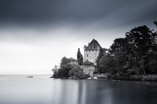 Another long exposure shot from my Switzerland holliday, except that it's taken in fill daylight in the middle of the afternoon, that Yvoire is in fact in France, not in Switzerland (but not far) and that I processed it in B&W and gave it a more dramatic look like a hunted castle. That in fact is quite suitable for the village where the Lake Geneva monster was seen :o)